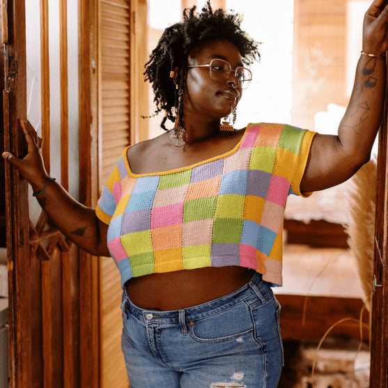 Suncatcher - T-shirt con Scollo Quadrato e Intarsio
7