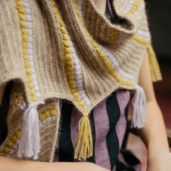 Calendula Shawl - Scialle con bolle e frange
3