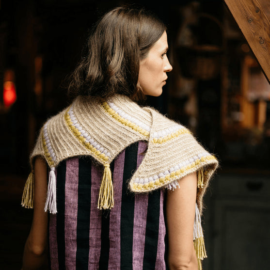Calendula Shawl - Scialle con bolle e frange
8