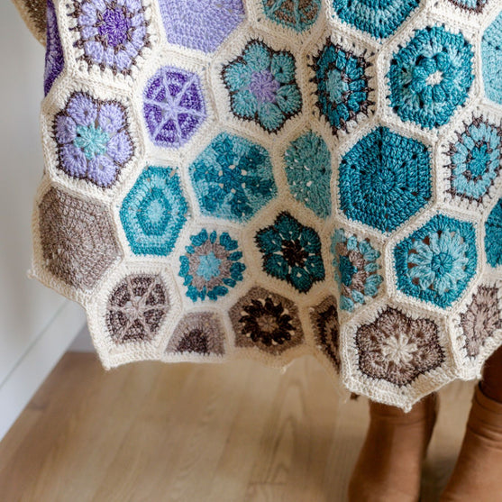 Aura - Lapghan con motive decorato - #FrostandBloomCAL
4