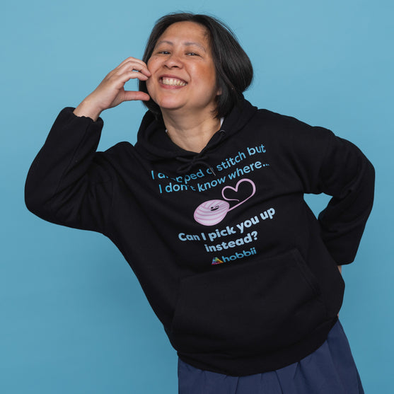 Dropped A Stitch Hoodie - Yarniis (Edizione limitata) - Hobbii
4