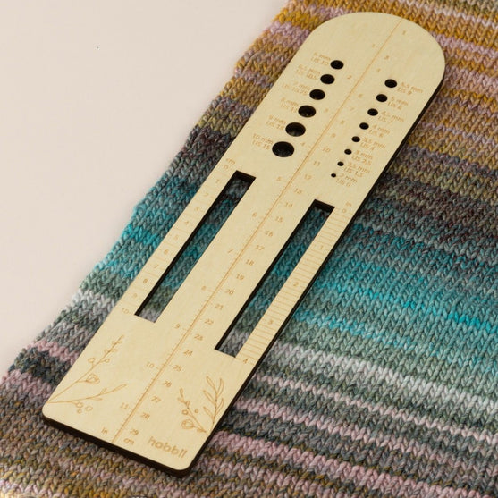 Righello per calze con calibro - Hobbii
2