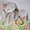 

Retro Bunny Love - Copertina delle coccole e sonaglio
1