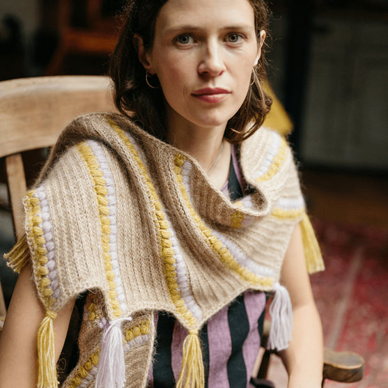 

Calendula Shawl - Scialle con bolle e frange
2