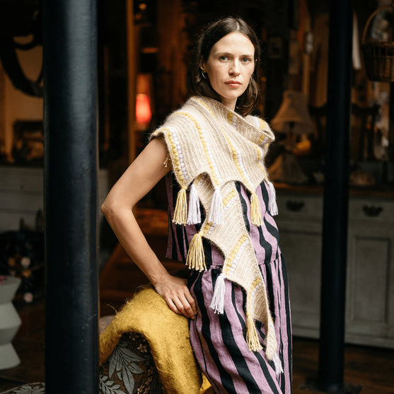 

Calendula Shawl - Scialle con bolle e frange
6