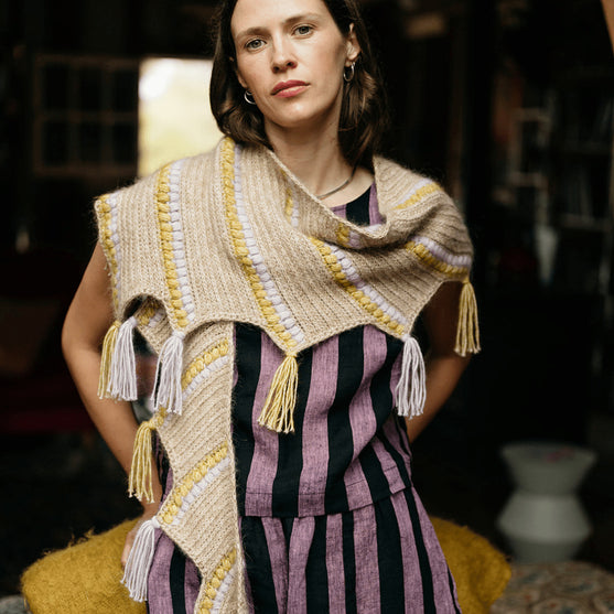 

Calendula Shawl - Scialle con bolle e frange
7