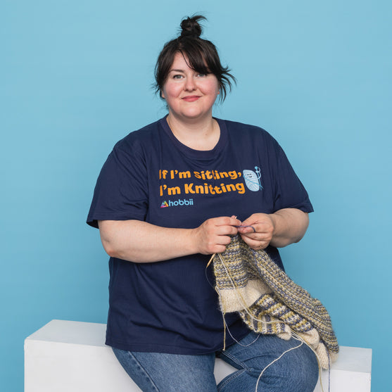 

Sitting Knitting T-shirt - Yarniis (Edizione limitata) - Hobbii
3