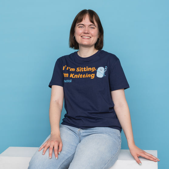 

Sitting Knitting T-shirt - Yarniis (Edizione limitata) - Hobbii
8