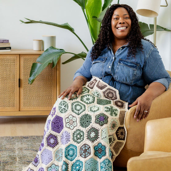 

Aura - Lapghan con motive decorato - #FrostandBloomCAL
5