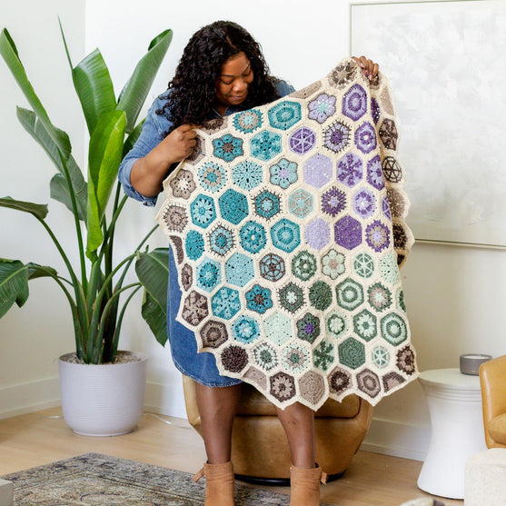 

Aura - Lapghan con motive decorato - #FrostandBloomCAL
3