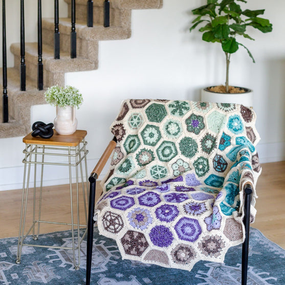 

Aura - Lapghan con motive decorato - #FrostandBloomCAL
2