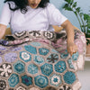 

Aura - Lapghan con motive decorato - #FrostandBloomCAL
10
