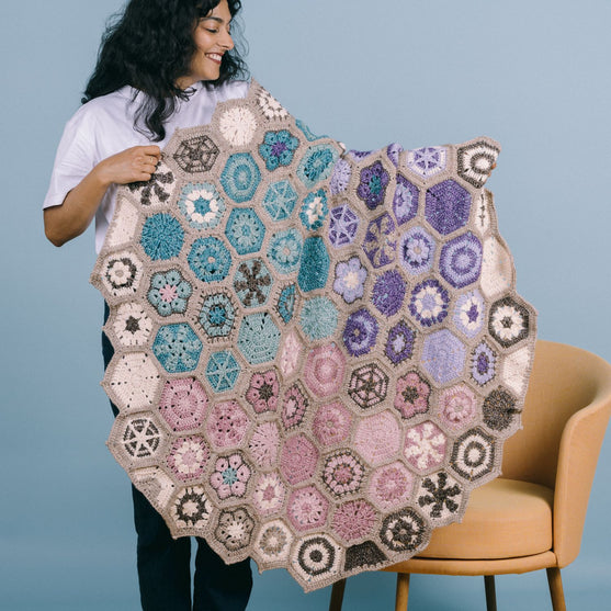 

Aura - Lapghan con motive decorato - #FrostandBloomCAL
9