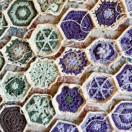 

Aura - Lapghan con motive decorato - #FrostandBloomCAL
1