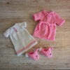 

Ida’s Bedtime Set - Vestiti per bambole
6