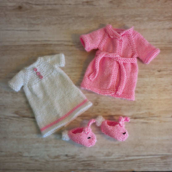 

Ida’s Bedtime Set - Vestiti per bambole
6