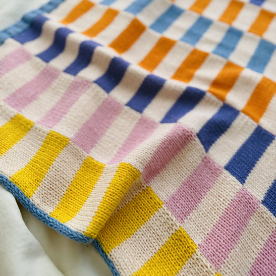 

Hilma - Coperta per neonati - Kit da maglia
4
