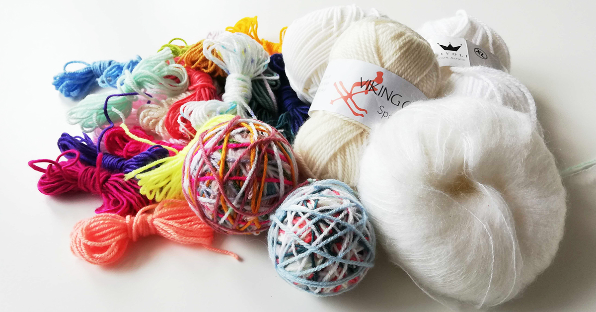 Molti gomitoli di lana e filati di cotone colorati
